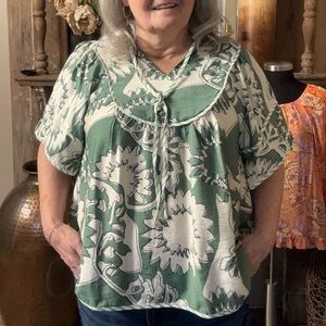 GiGiO Green/Cream Floral puffed sleeve Top